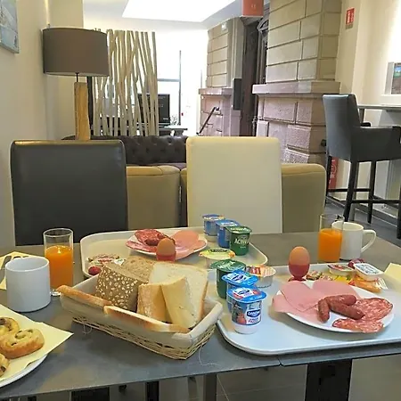 Adonis Hotel 3*